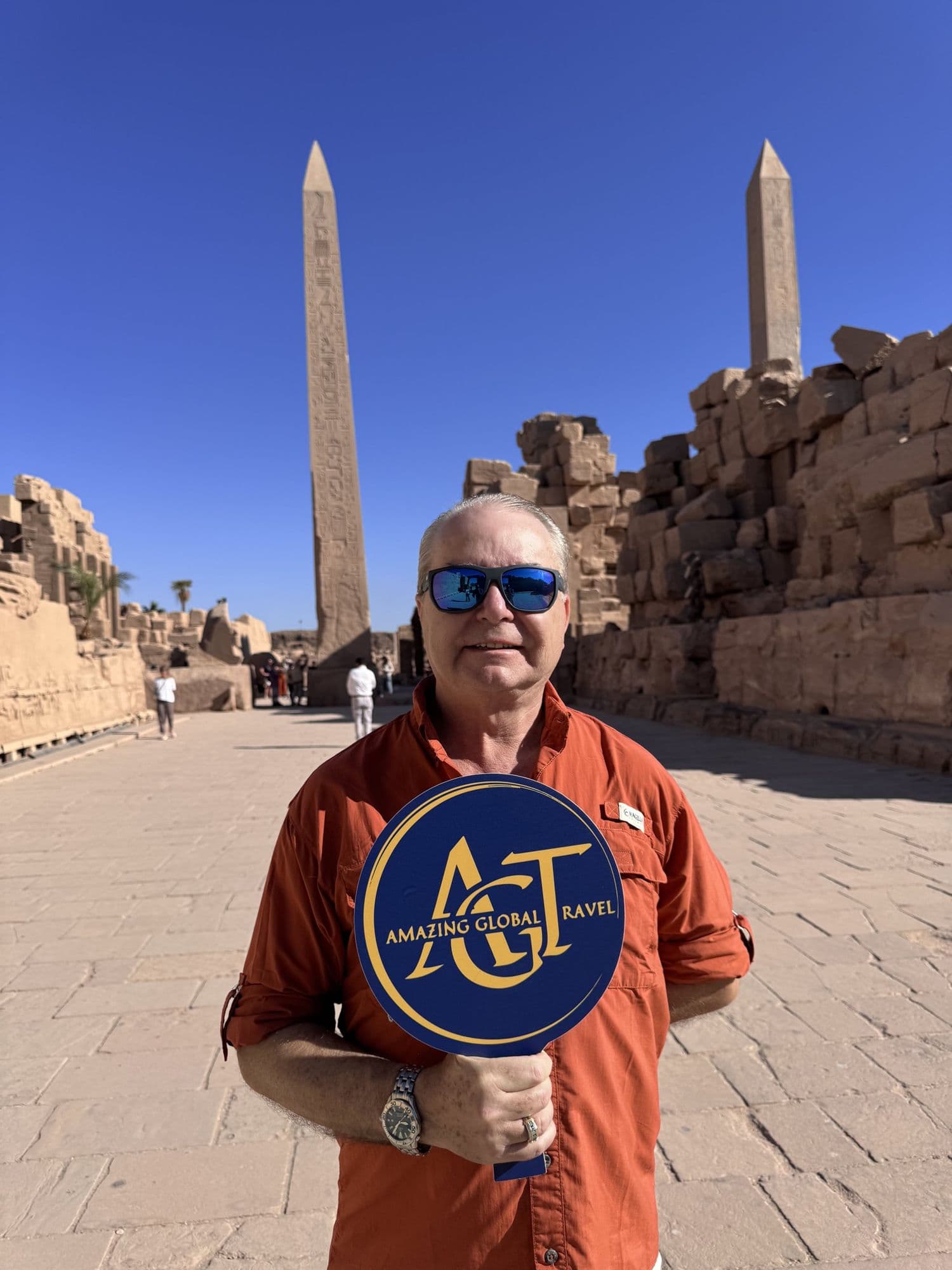 Ein Reisender mit einem AGT-Schild zwischen den Obelisken von Karnak