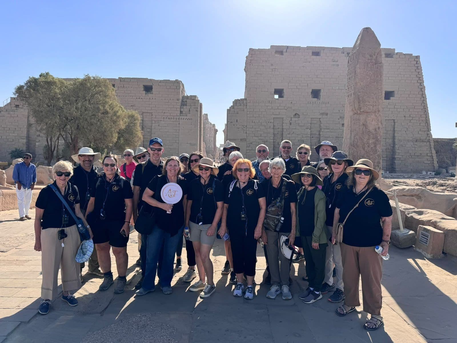 Eine Reisegruppe vor dem Pylon des Luxor-Tempels