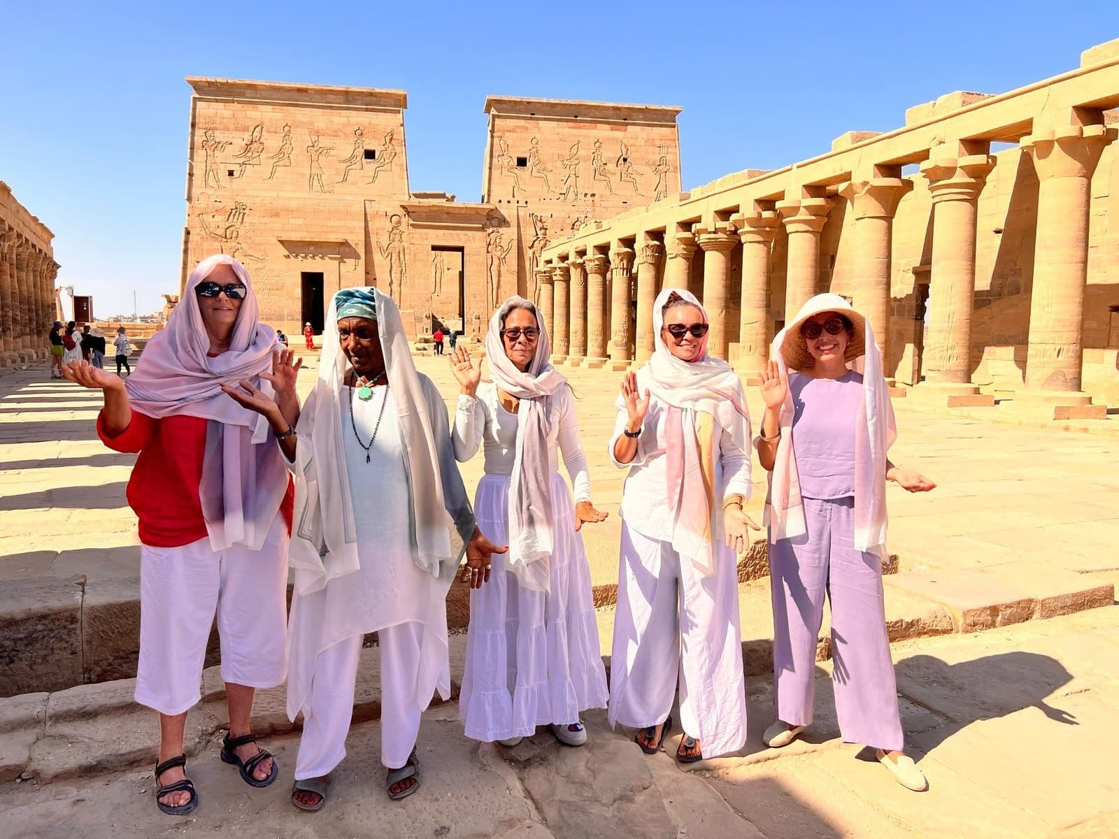 Eine Gruppe unserer Reisenden mit weißen Schals am Tempel von Philae