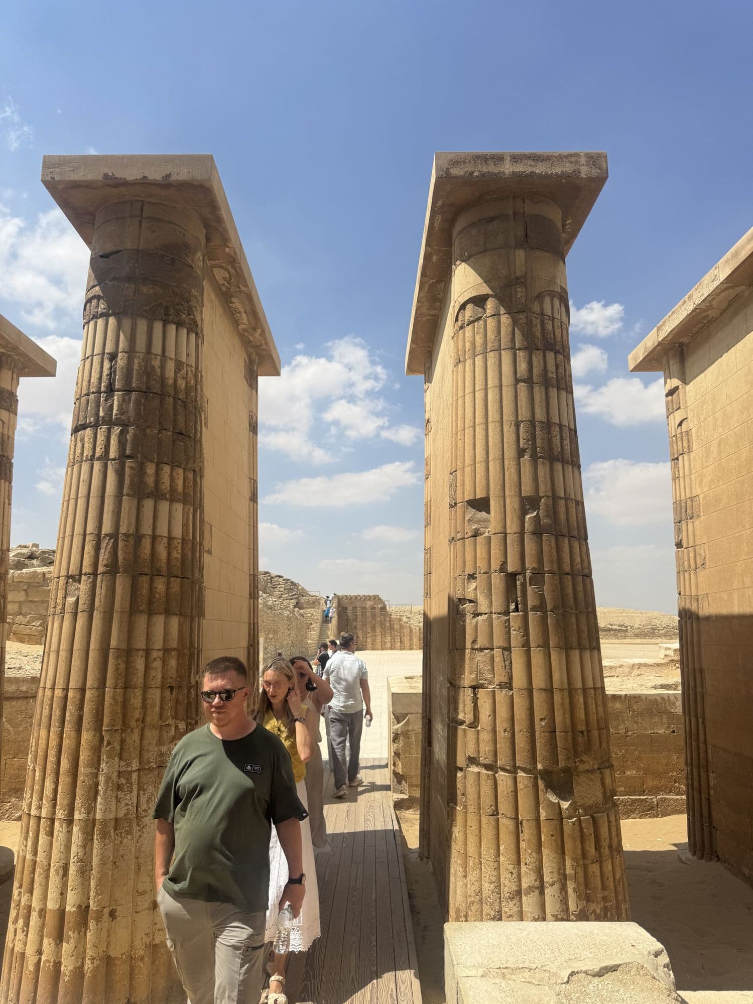 Reisende in der Eingangskolonnade von Sakkara