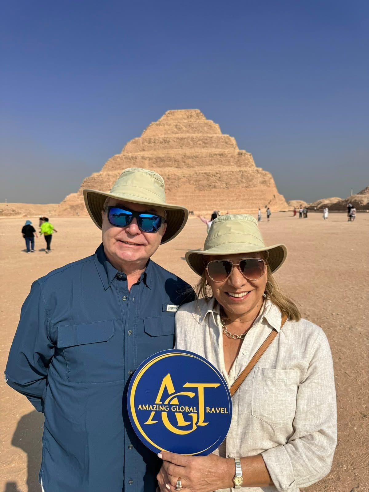Ein Paar mit einem AGT-Schild vor der Stufenpyramide von Sakkara